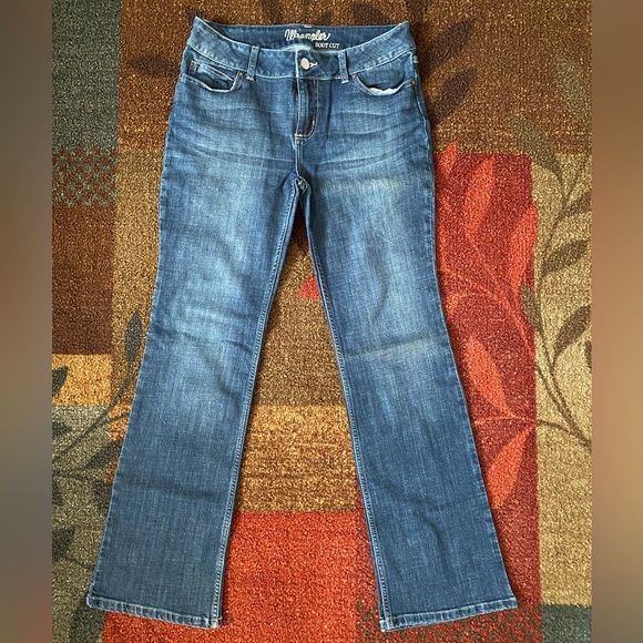 New Ladies Wrangler Boot Cut Jeans, size 9x32, W on the back pockets - Picture 8 of 8